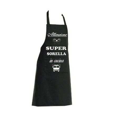 grembiule nero con scritta super sorella in cucina