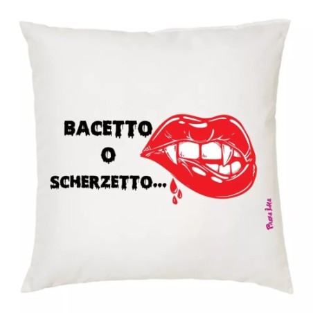 cuscino 40 x 40 scritta bacetto o scherzetto idea regalo uomo donna halloween