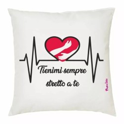 cuscino 40x40 disegno cuore rosso abbraccio mani battito tienimi sempre stretto