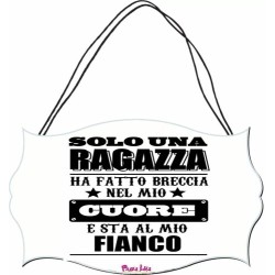 targhetta targa legno mdf 10,4X16,9 scritta solo una ragazza ha fatto breccia