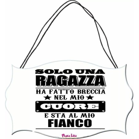 targhetta targa legno mdf 10,4X16,9 scritta solo una ragazza ha fatto breccia