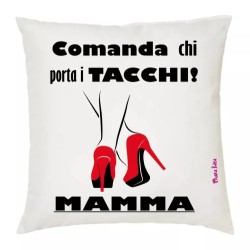 cuscino 40x40 scritta comanda chi porta i tacchi mamma idea regalo compleanno