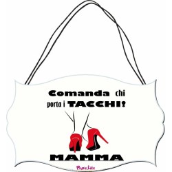 targa targhetta legno mdf 10,4X16,9 comanda chi porta i tacchi mamma compleanno