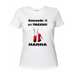 t-shirt donna bianca scritta comanda chi porta i tacchi festa mamma compleanno