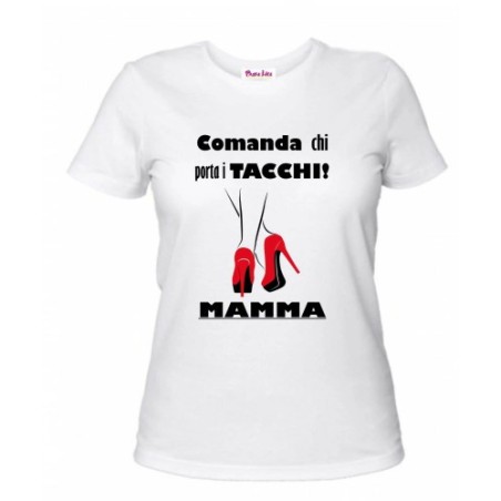 t-shirt donna bianca scritta comanda chi porta i tacchi festa mamma compleanno