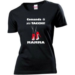 t-shirt donna nera scritta comanda chi porta i tacchi mamma festa regalo