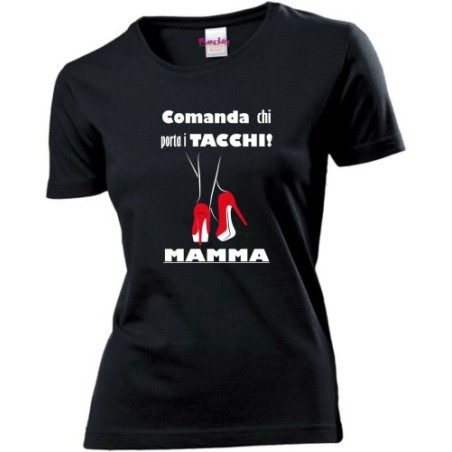 t-shirt donna nera scritta comanda chi porta i tacchi mamma festa regalo