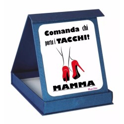 targa targhetta metallo scatola scritta comanda chi porta i tacchi mamma regalo